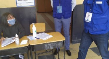Visita Embajador a Centro de Votación (28)