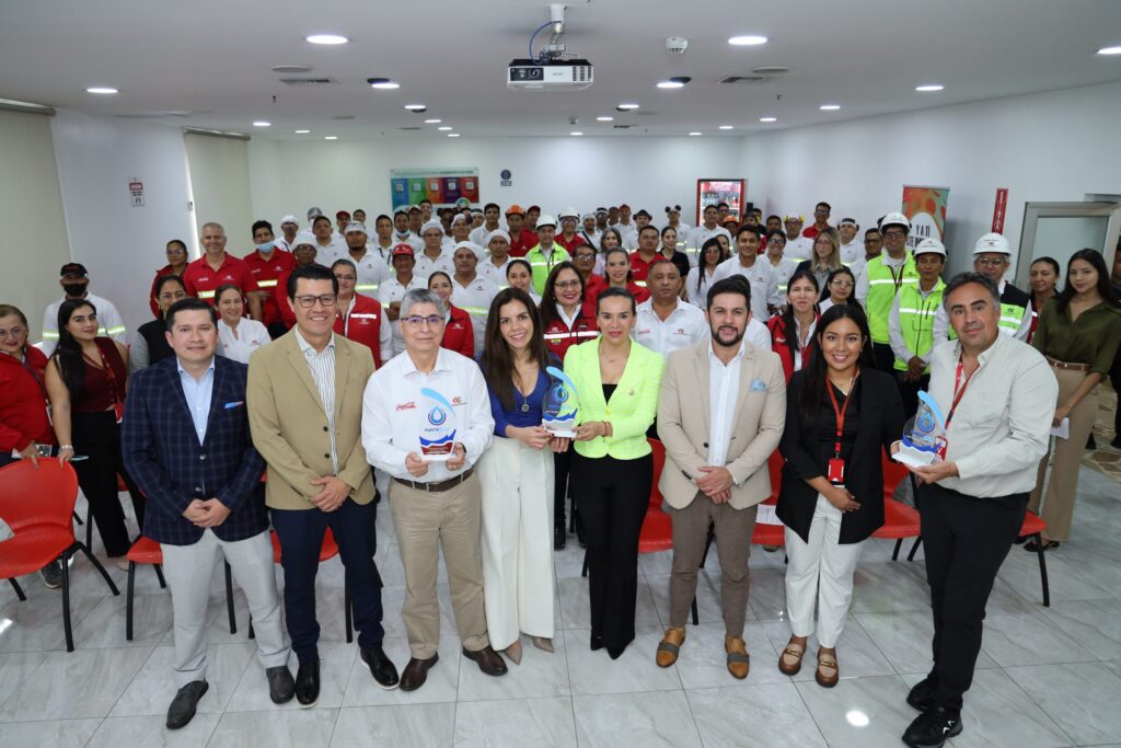 Arca Continental | Visita oficial: Arca Continental Ecuador recibe a la ministra del Ambiente en su planta de Guayaquil