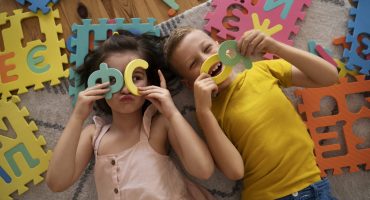 siblings-playing-with-brain-teaser-toys (1)