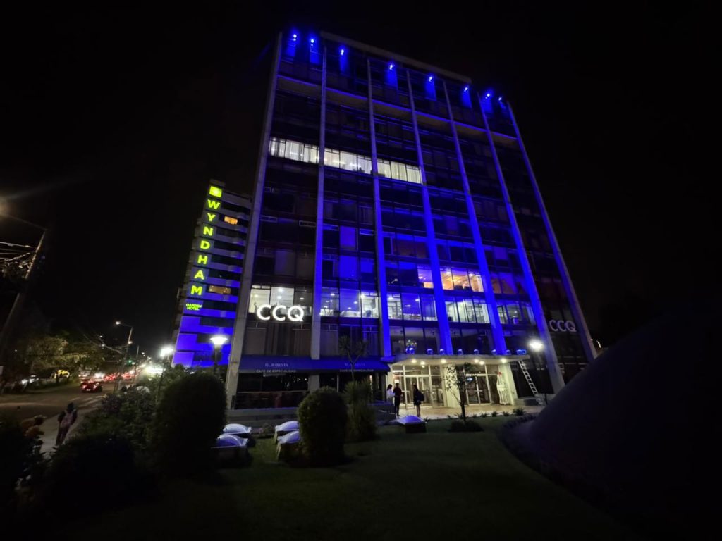 La Cámara de Comercio de Quito se ilumina de azul por el Día Mundial de Concienciación sobre el Autismo